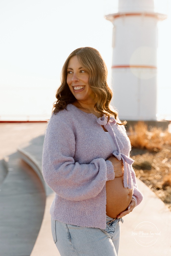 Lighthouse maternity photos. Lighthouse photoshoot. Spring maternity photos. Séance photo au phare de Lachine Quai 34. Lachine lighthouse photoshoot. Photographe à Lachine. Lachine photographer.
