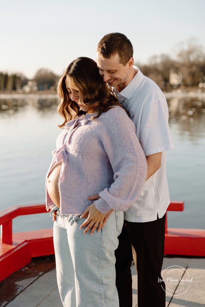 Dock maternity photos. Wharf maternity photoshoot. Spring maternity photos. Séance photo au phare de Lachine Quai 34. Lachine lighthouse photoshoot. Photographe à Lachine. Lachine photographer.