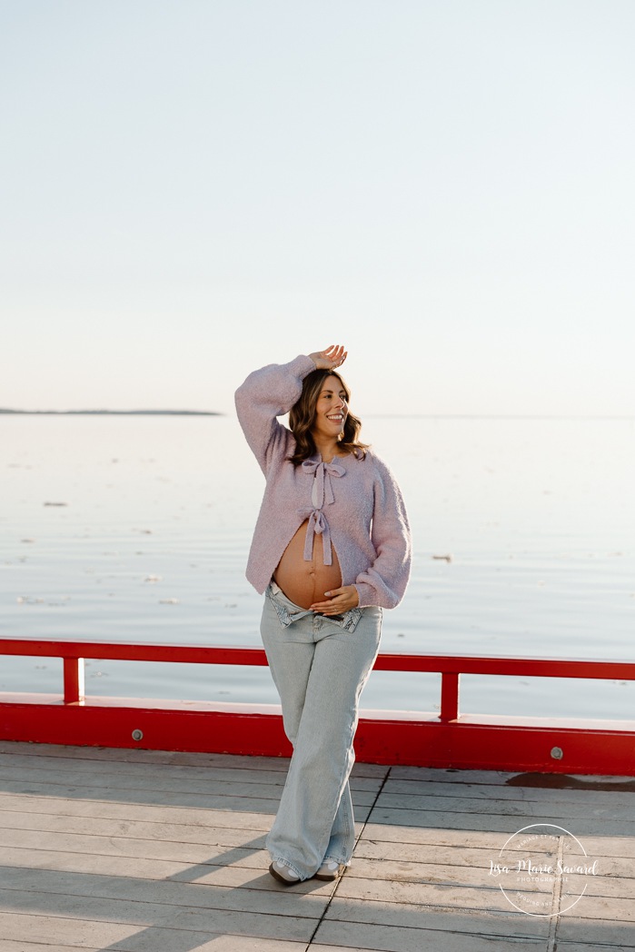 Dock maternity photos. Wharf maternity photoshoot. Spring maternity photos. Séance photo au phare de Lachine Quai 34. Lachine lighthouse photoshoot. Photographe à Lachine. Lachine photographer.