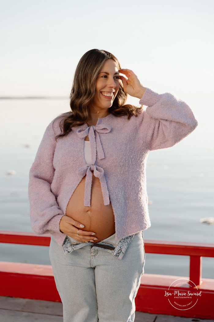 Dock maternity photos. Wharf maternity photoshoot. Spring maternity photos. Séance photo au phare de Lachine Quai 34. Lachine lighthouse photoshoot. Photographe à Lachine. Lachine photographer.