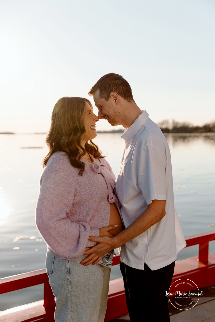 Dock maternity photos. Wharf maternity photoshoot. Spring maternity photos. Séance photo au phare de Lachine Quai 34. Lachine lighthouse photoshoot. Photographe à Lachine. Lachine photographer.