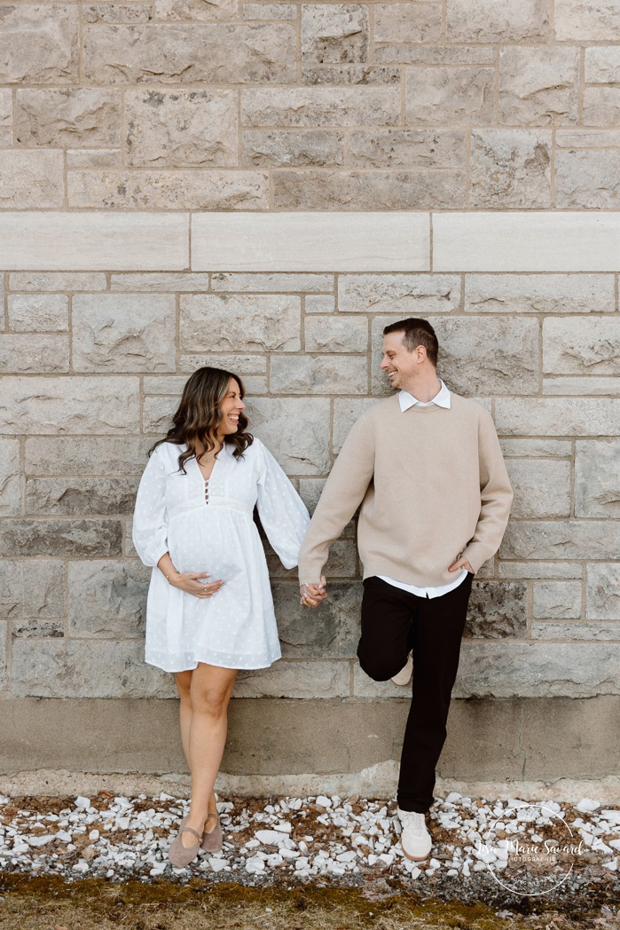 Urban maternity photos. Stairs maternity photos. Spring maternity photos. Séance photo au phare de Lachine Quai 34. Lachine lighthouse photoshoot. Photographe à Lachine. Lachine photographer.