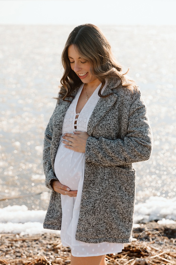 Pebble beach maternity photos. River maternity photos. Spring maternity photos. Séance photo au phare de Lachine Quai 34. Lachine lighthouse photoshoot. Photographe à Lachine. Lachine photographer.