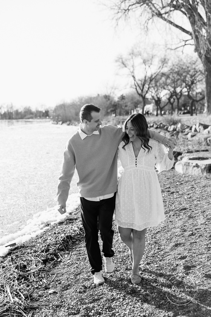 Pebble beach maternity photos. River maternity photos. Spring maternity photos. Séance photo au phare de Lachine Quai 34. Lachine lighthouse photoshoot. Photographe à Lachine. Lachine photographer.
