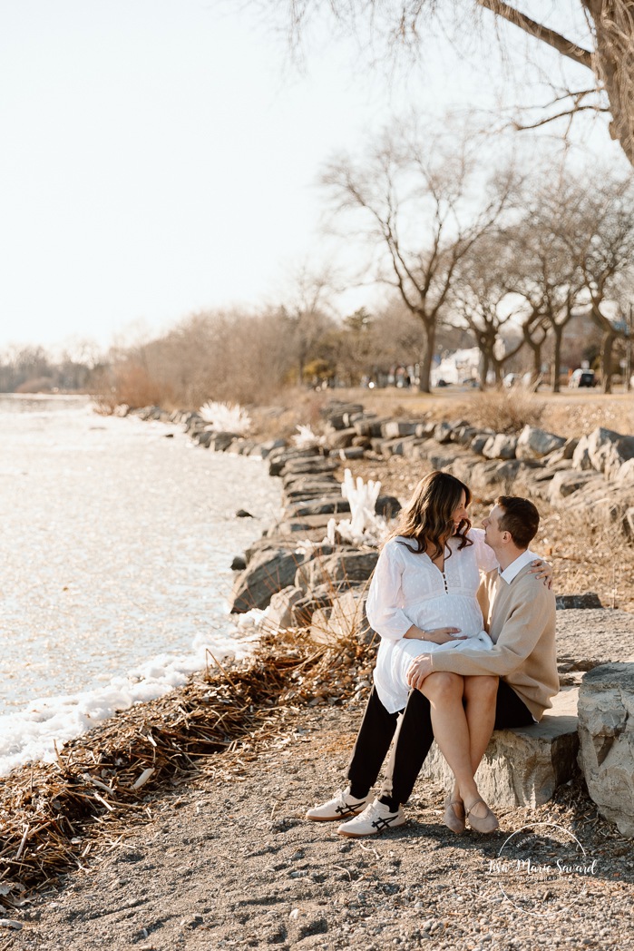 Pebble beach maternity photos. River maternity photos. Spring maternity photos. Séance photo au phare de Lachine Quai 34. Lachine lighthouse photoshoot. Photographe à Lachine. Lachine photographer.