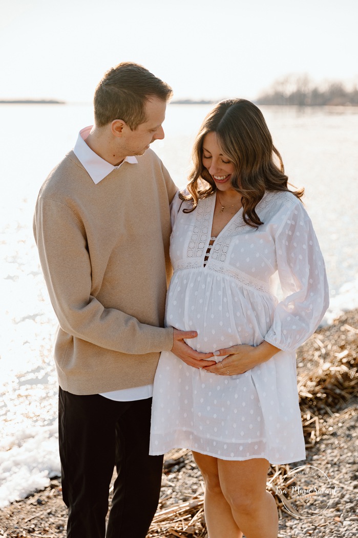 Pebble beach maternity photos. River maternity photos. Spring maternity photos. Séance photo au phare de Lachine Quai 34. Lachine lighthouse photoshoot. Photographe à Lachine. Lachine photographer.