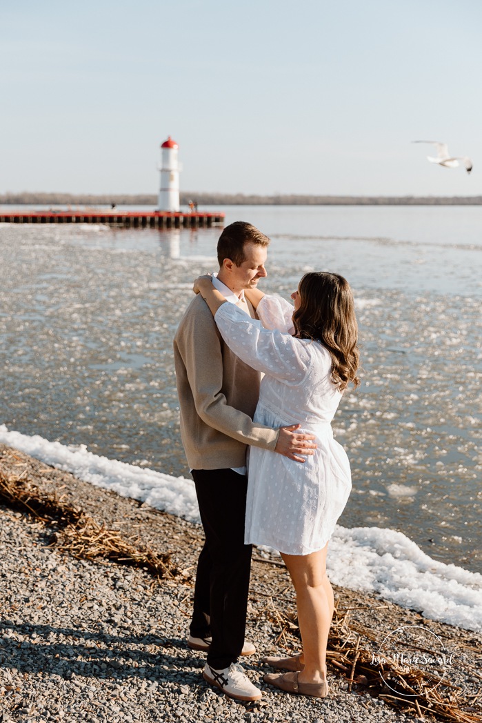 Pebble beach maternity photos. River maternity photos. Lighthouse maternity photos. Spring maternity photos. Séance photo au phare de Lachine Quai 34. Lachine lighthouse photoshoot. Photographe à Lachine. Lachine photographer.