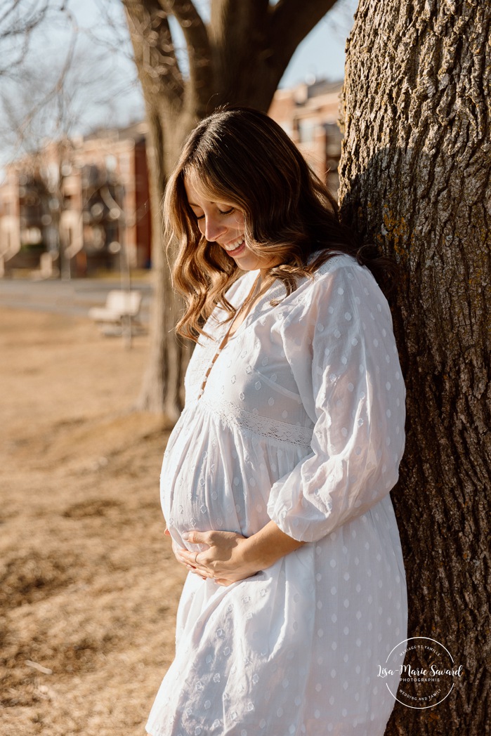 Pebble beach maternity photos. River maternity photos. Spring maternity photos. Séance photo au phare de Lachine Quai 34. Lachine lighthouse photoshoot. Photographe à Lachine. Lachine photographer.
