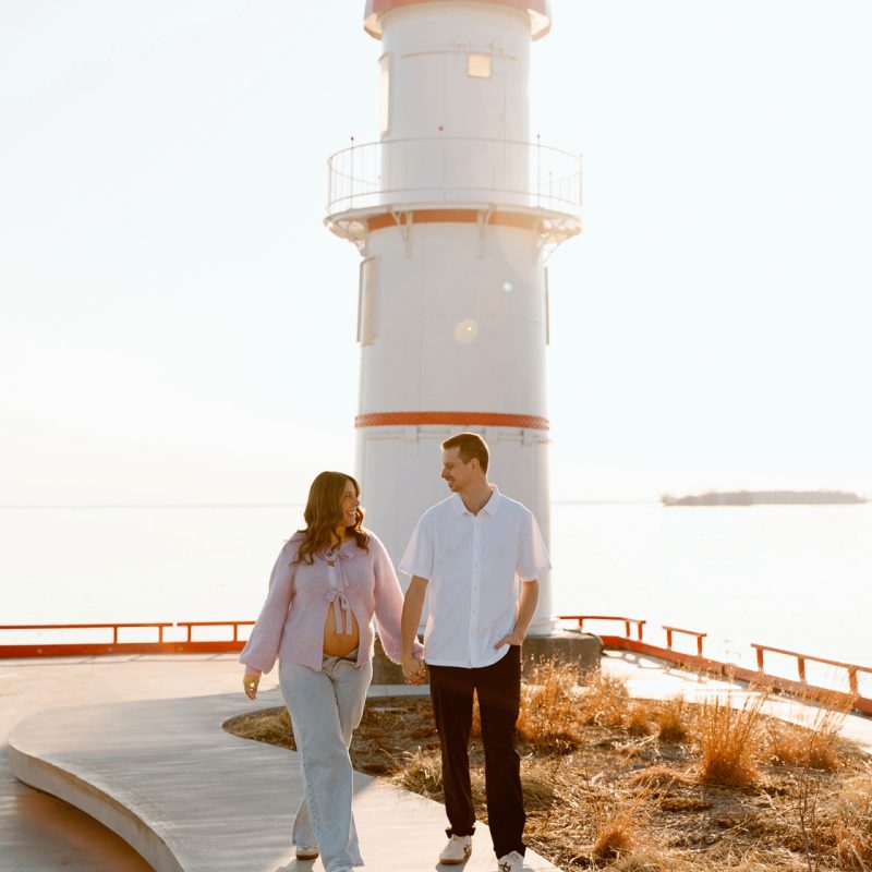 Lighthouse maternity photos. Lighthouse photoshoot. Spring maternity photos. Séance photo au phare de Lachine Quai 34. Lachine lighthouse photoshoot. Photographe à Lachine. Lachine photographer.
