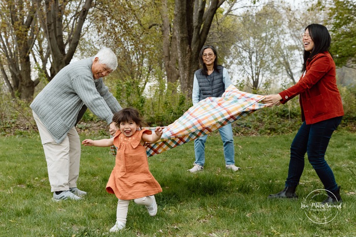 Family photos with grandparents. Grandparents and grandchildren family photos. Photos de famille au berges de Verdun. Mini séances familiales 2025. Photographe à Montréal. Montreal photographer. Montreal family mini session.