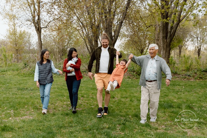Family photos with grandparents. Grandparents and grandchildren family photos. Photos de famille au berges de Verdun. Mini séances familiales 2025. Photographe à Montréal. Montreal photographer. Montreal family mini session.