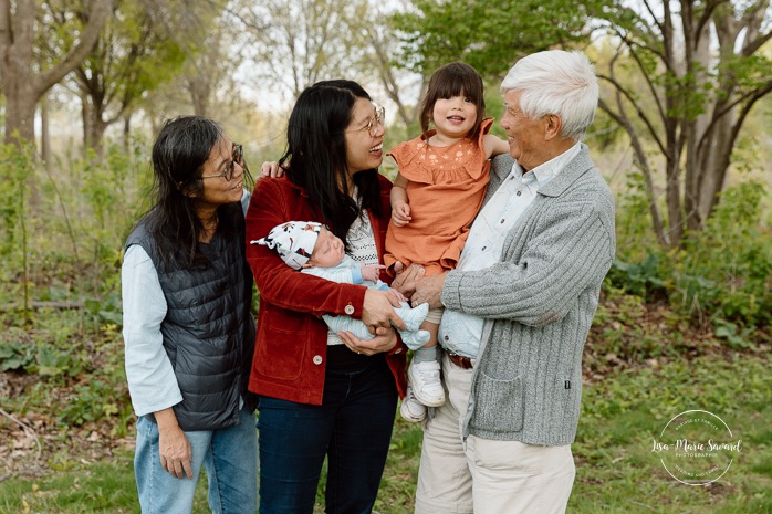 Family photos with grandparents. Grandparents and grandchildren family photos. Photos de famille au berges de Verdun. Mini séances familiales 2025. Photographe à Montréal. Montreal photographer. Montreal family mini session.