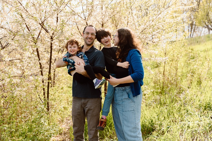 Spring family photos. Fun outdoor family photos. Photos de famille au berges de Verdun. Mini séances familiales 2025. Photographe à Montréal. Montreal photographer. Montreal family mini session.