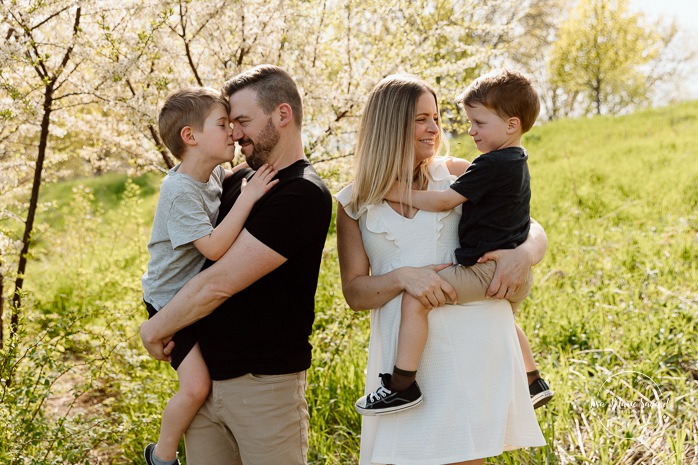 Spring family photos. Fun outdoor family photos. Photos de famille au berges de Verdun. Mini séances familiales 2025. Photographe à Montréal. Montreal photographer. Montreal family mini session.