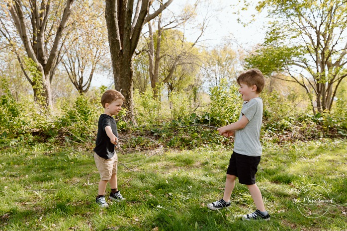 Spring family photos. Sibling family photos. Photos de famille au berges de Verdun. Mini séances familiales 2025. Photographe à Montréal. Montreal photographer. Montreal family mini session.