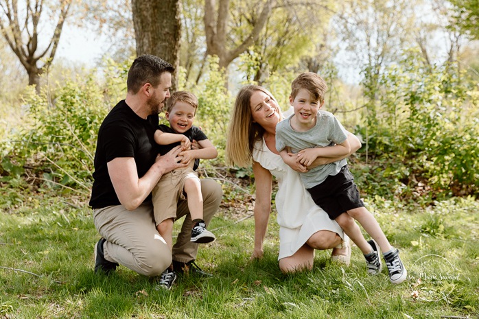 Spring family photos. Fun outdoor family photos. Photos de famille au berges de Verdun. Mini séances familiales 2025. Photographe à Montréal. Montreal photographer. Montreal family mini session.