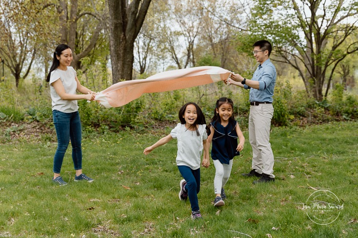 Spring family photos. Fun outdoor family photos. Photos de famille au berges de Verdun. Mini séances familiales 2025. Photographe à Montréal. Montreal photographer. Montreal family mini session.