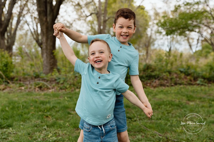 Spring family photos. Sibling family photos. Photos de famille au berges de Verdun. Mini séances familiales 2025. Photographe à Montréal. Montreal photographer. Montreal family mini session.