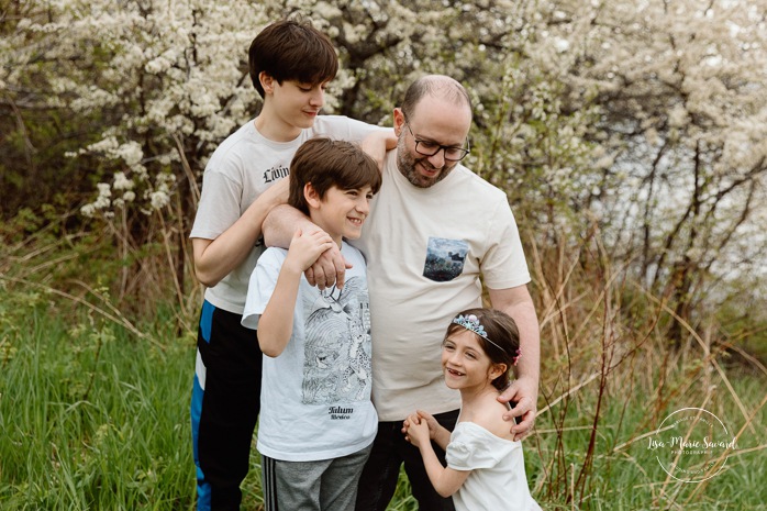 Spring family photos. Blossom family photos. Photos de famille au berges de Verdun. Mini séances familiales 2025. Photographe à Montréal. Montreal photographer. Montreal family mini session.