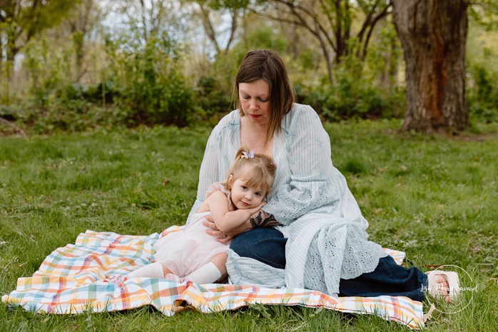 Spring family photos. Fun outdoor family photos. Photos de famille au berges de Verdun. Mini séances familiales 2025. Photographe à Montréal. Montreal photographer. Montreal family mini session.