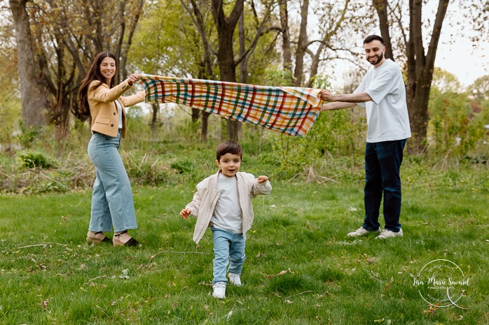 Spring family photos. Fun outdoor family photos. Photos de famille au berges de Verdun. Mini séances familiales 2025. Photographe à Montréal. Montreal photographer. Montreal family mini session.