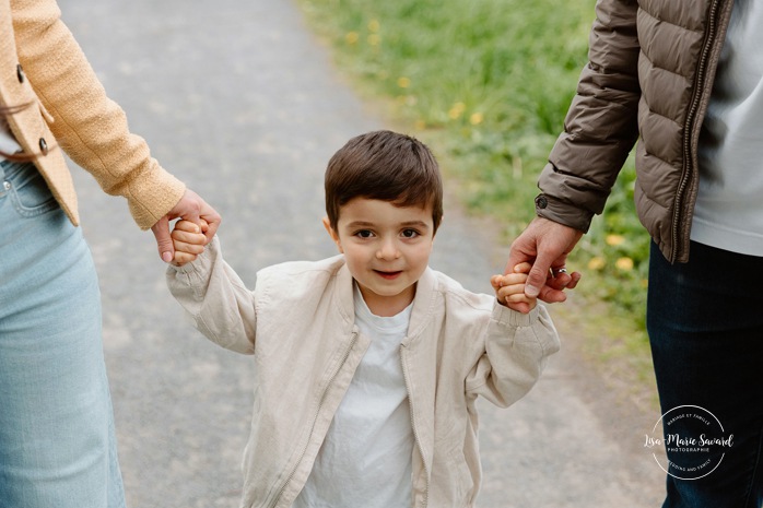 Spring family photos. Fun outdoor family photos. Photos de famille au berges de Verdun. Mini séances familiales 2025. Photographe à Montréal. Montreal photographer. Montreal family mini session.