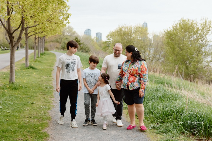 Spring family photos. Fun outdoor family photos. Photos de famille au berges de Verdun. Mini séances familiales 2025. Photographe à Montréal. Montreal photographer. Montreal family mini session.