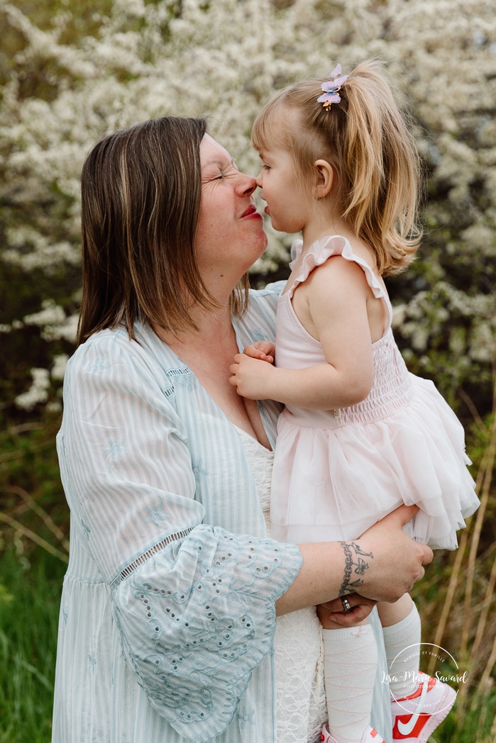 Spring family photos. Blossom family photos. Photos de famille au berges de Verdun. Mini séances familiales 2025. Photographe à Montréal. Montreal photographer. Montreal family mini session.