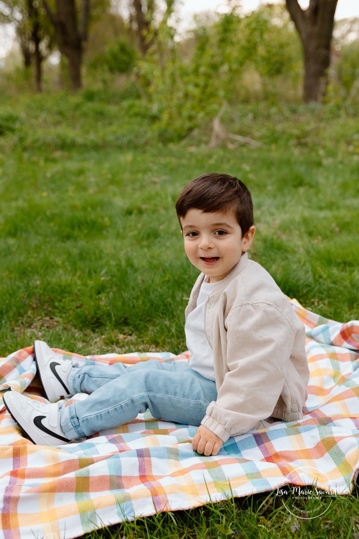 Spring family photos. Fun outdoor family photos. Photos de famille au berges de Verdun. Mini séances familiales 2025. Photographe à Montréal. Montreal photographer. Montreal family mini session.