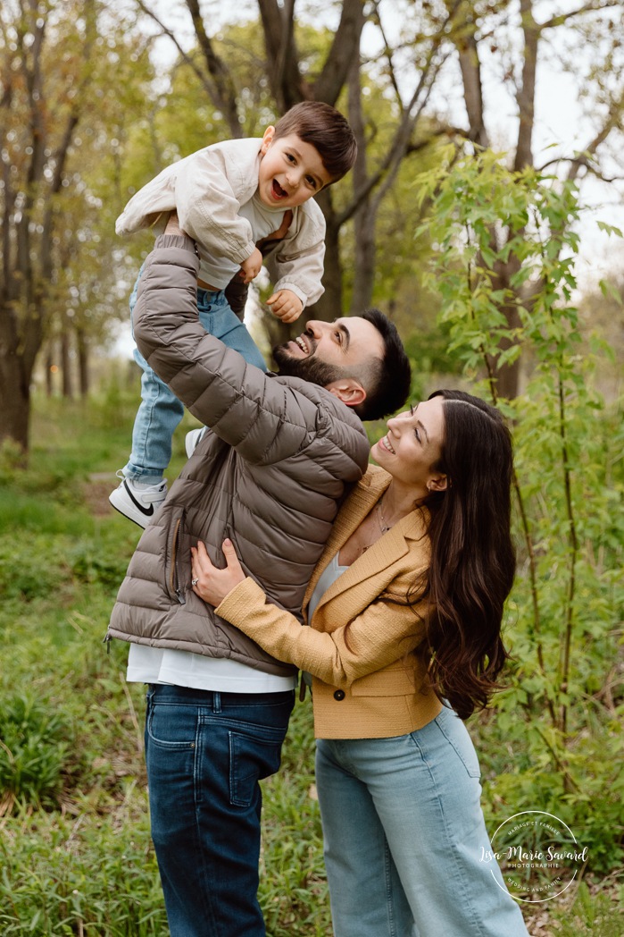 Spring family photos. Fun outdoor family photos. Photos de famille au berges de Verdun. Mini séances familiales 2025. Photographe à Montréal. Montreal photographer. Montreal family mini session.