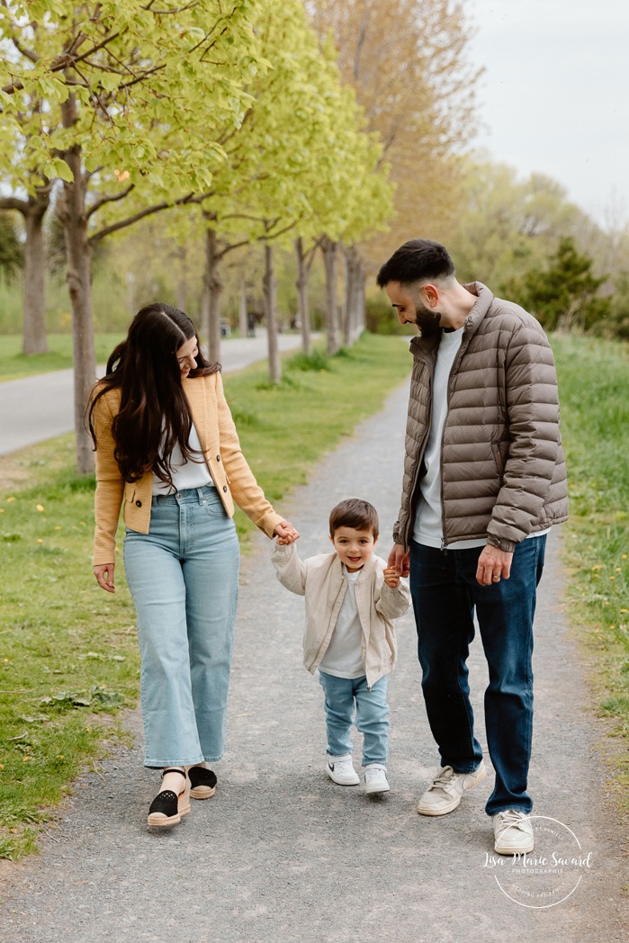 Spring family photos. Fun outdoor family photos. Photos de famille au berges de Verdun. Mini séances familiales 2025. Photographe à Montréal. Montreal photographer. Montreal family mini session.