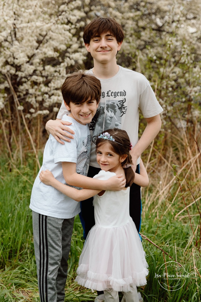 Spring family photos. Sibling family photos. Photos de famille au berges de Verdun. Mini séances familiales 2025. Photographe à Montréal. Montreal photographer. Montreal family mini session.