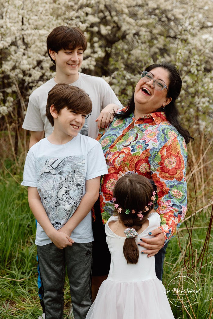 Spring family photos. Blossom family photos. Photos de famille au berges de Verdun. Mini séances familiales 2025. Photographe à Montréal. Montreal photographer. Montreal family mini session.