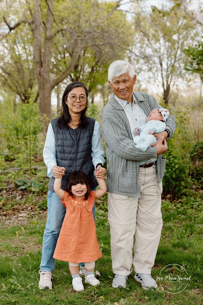 Family photos with grandparents. Grandparents and grandchildren family photos. Photos de famille au berges de Verdun. Mini séances familiales 2025. Photographe à Montréal. Montreal photographer. Montreal family mini session.