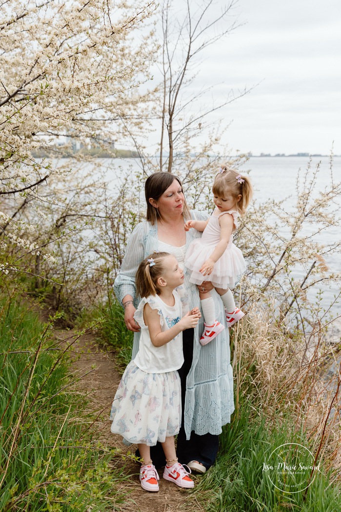 Spring family photos. Blossom family photos. Photos de famille au berges de Verdun. Mini séances familiales 2025. Photographe à Montréal. Montreal photographer. Montreal family mini session.