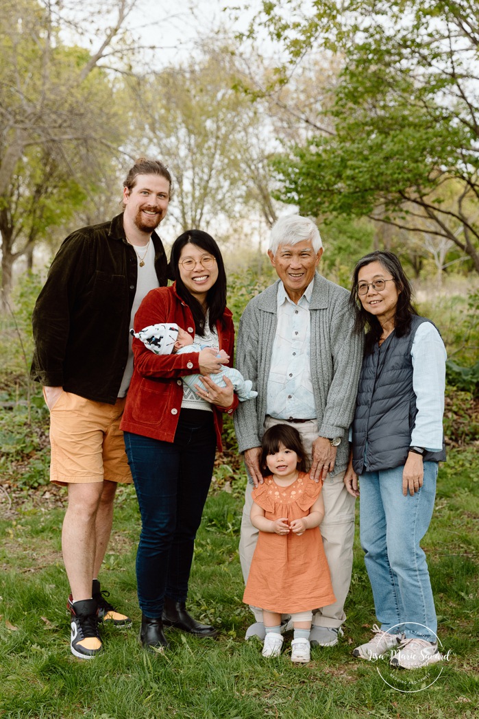 Family photos with grandparents. Grandparents and grandchildren family photos. Photos de famille au berges de Verdun. Mini séances familiales 2025. Photographe à Montréal. Montreal photographer. Montreal family mini session.