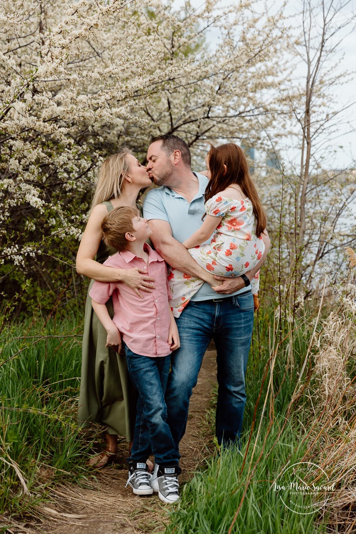 Spring family photos. Blossom family photos. Photos de famille au berges de Verdun. Mini séances familiales 2025. Photographe à Montréal. Montreal photographer. Montreal family mini session.