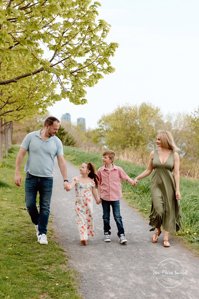 Spring family photos. Fun outdoor family photos. Photos de famille au berges de Verdun. Mini séances familiales 2025. Photographe à Montréal. Montreal photographer. Montreal family mini session.