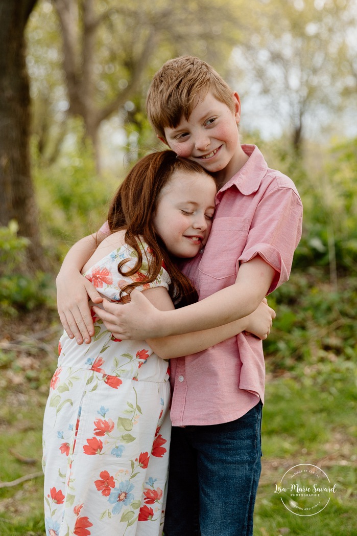 Spring family photos. Sibling family photos. Photos de famille au berges de Verdun. Mini séances familiales 2025. Photographe à Montréal. Montreal photographer. Montreal family mini session.