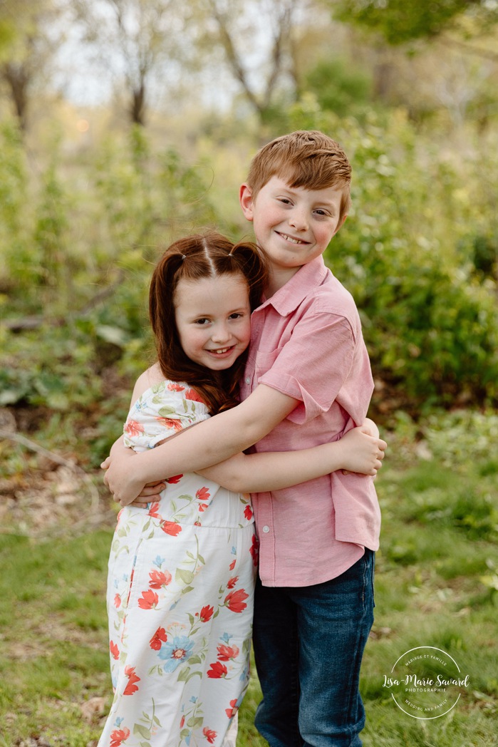 Spring family photos. Sibling family photos. Photos de famille au berges de Verdun. Mini séances familiales 2025. Photographe à Montréal. Montreal photographer. Montreal family mini session.