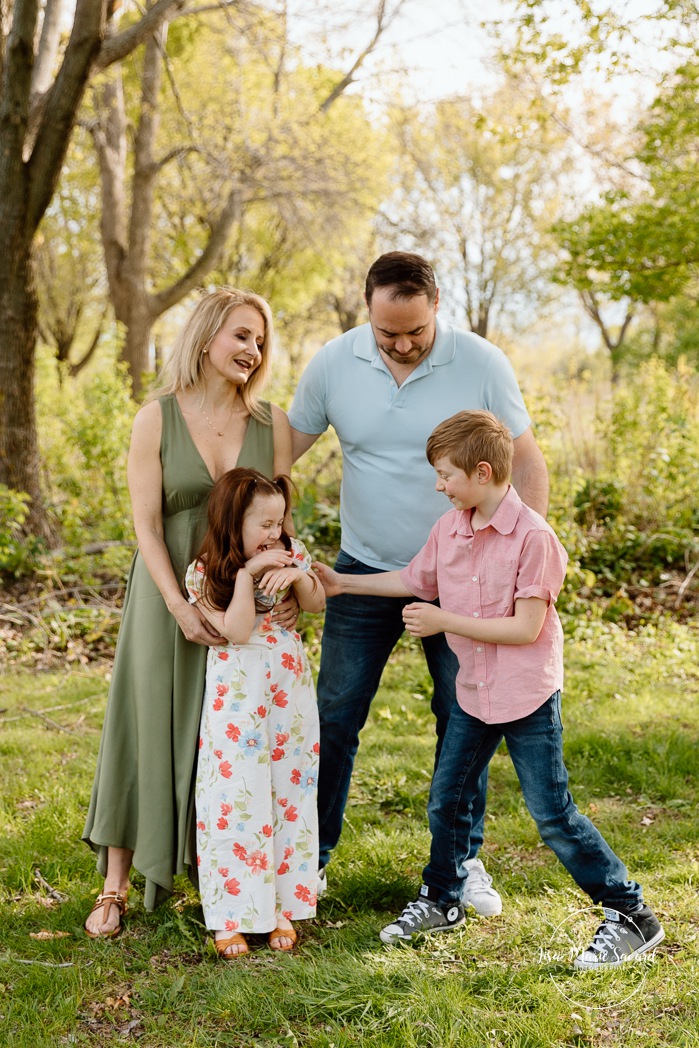 Spring family photos. Fun outdoor family photos. Photos de famille au berges de Verdun. Mini séances familiales 2025. Photographe à Montréal. Montreal photographer. Montreal family mini session.