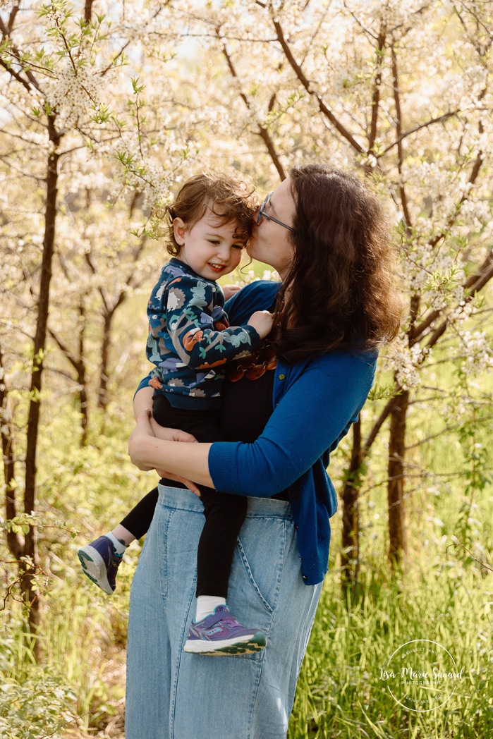 Spring family photos. Fun outdoor family photos. Photos de famille au berges de Verdun. Mini séances familiales 2025. Photographe à Montréal. Montreal photographer. Montreal family mini session.