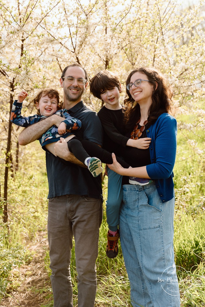 Spring family photos. Fun outdoor family photos. Photos de famille au berges de Verdun. Mini séances familiales 2025. Photographe à Montréal. Montreal photographer. Montreal family mini session.
