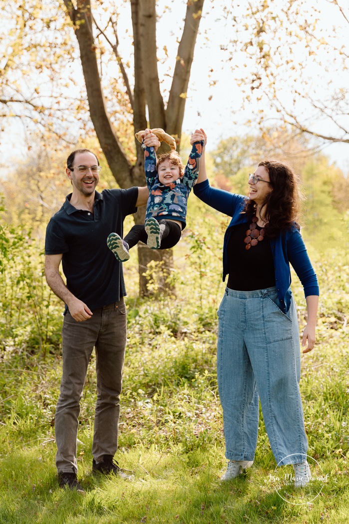 Spring family photos. Fun outdoor family photos. Photos de famille au berges de Verdun. Mini séances familiales 2025. Photographe à Montréal. Montreal photographer. Montreal family mini session.