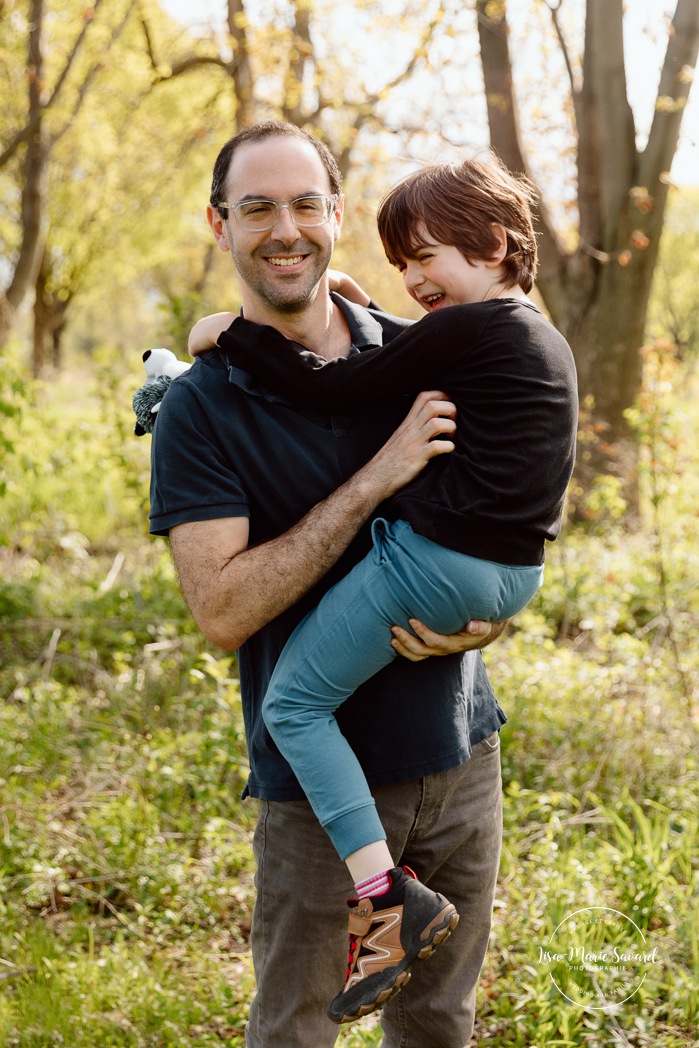 Spring family photos. Fun outdoor family photos. Photos de famille au berges de Verdun. Mini séances familiales 2025. Photographe à Montréal. Montreal photographer. Montreal family mini session.