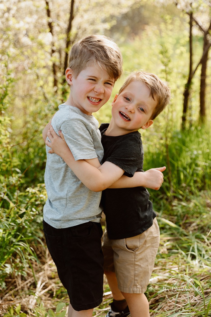 Spring family photos. Sibling family photos. Photos de famille au berges de Verdun. Mini séances familiales 2025. Photographe à Montréal. Montreal photographer. Montreal family mini session.