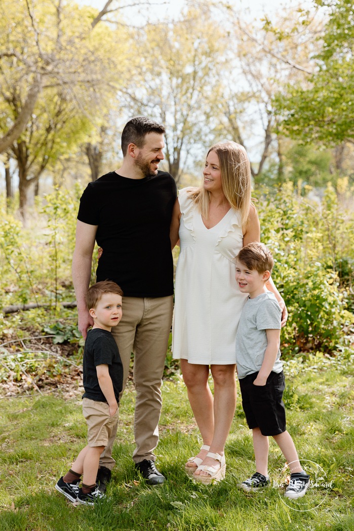 Spring family photos. Fun outdoor family photos. Photos de famille au berges de Verdun. Mini séances familiales 2025. Photographe à Montréal. Montreal photographer. Montreal family mini session.