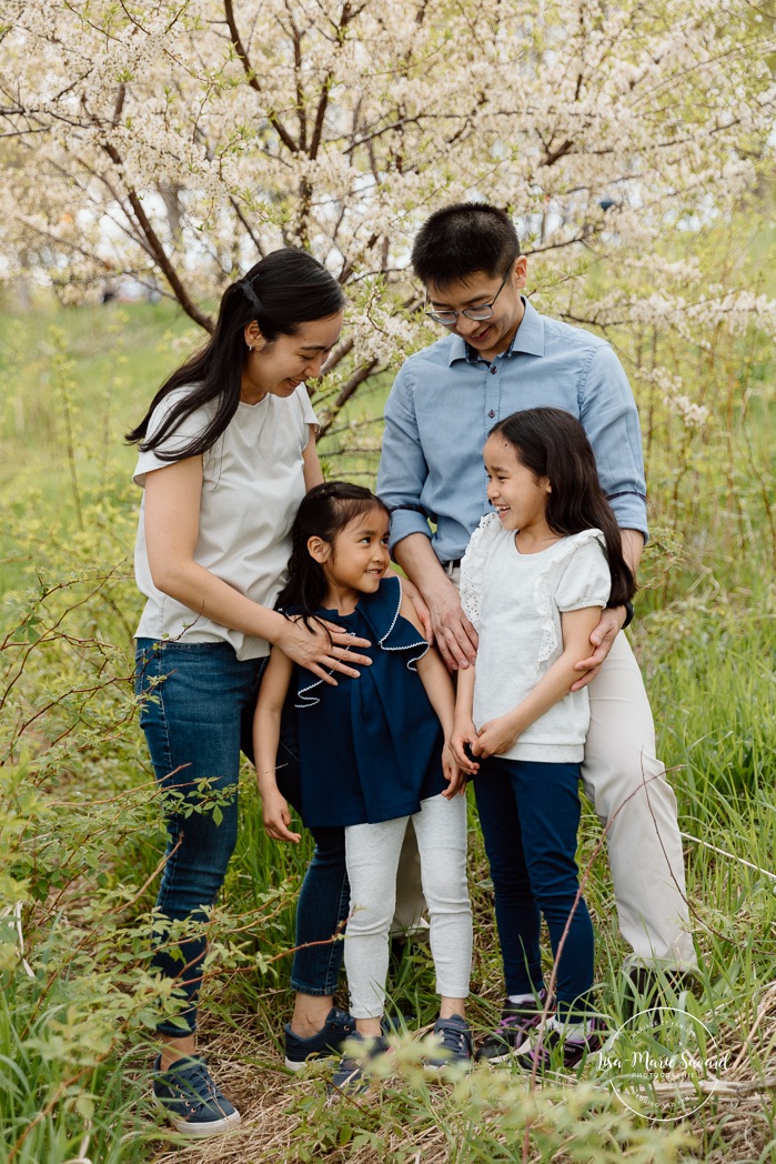 Spring family photos. Fun outdoor family photos. Photos de famille au berges de Verdun. Mini séances familiales 2025. Photographe à Montréal. Montreal photographer. Montreal family mini session.