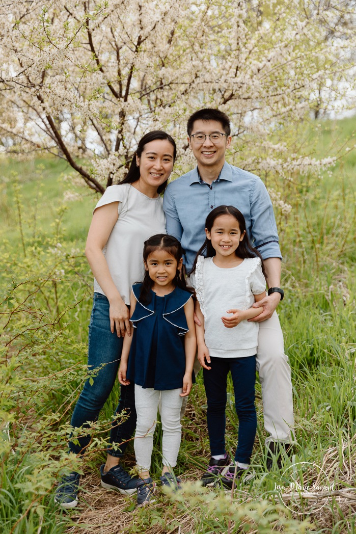 Spring family photos. Fun outdoor family photos. Photos de famille au berges de Verdun. Mini séances familiales 2025. Photographe à Montréal. Montreal photographer. Montreal family mini session.