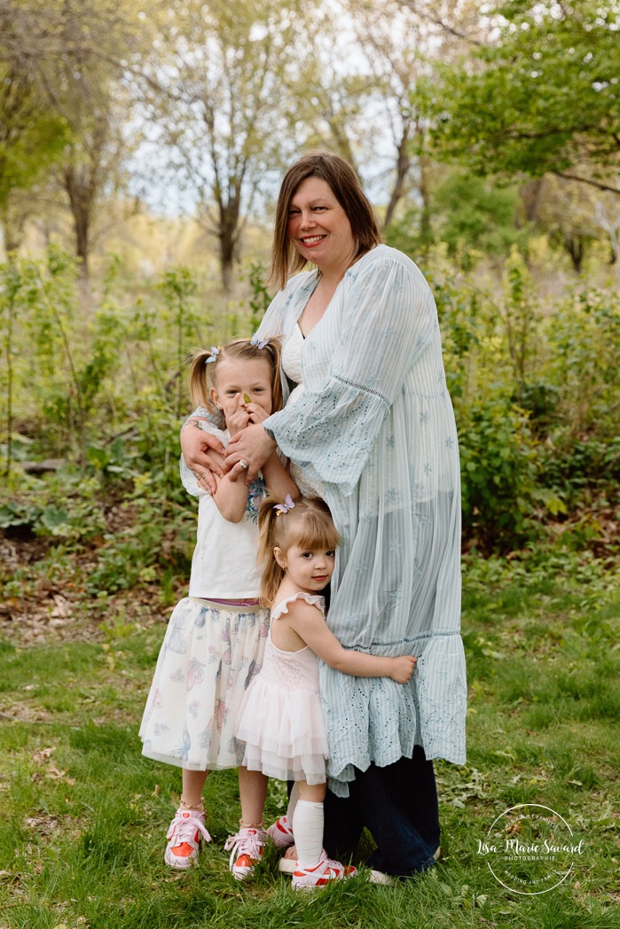 Spring family photos. Fun outdoor family photos. Photos de famille au berges de Verdun. Mini séances familiales 2025. Photographe à Montréal. Montreal photographer. Montreal family mini session.